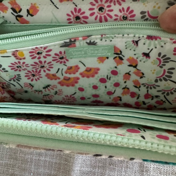Vera Bradley NWOT Quilted accordion wallet in Mint Flowers - Picture 3 of 4